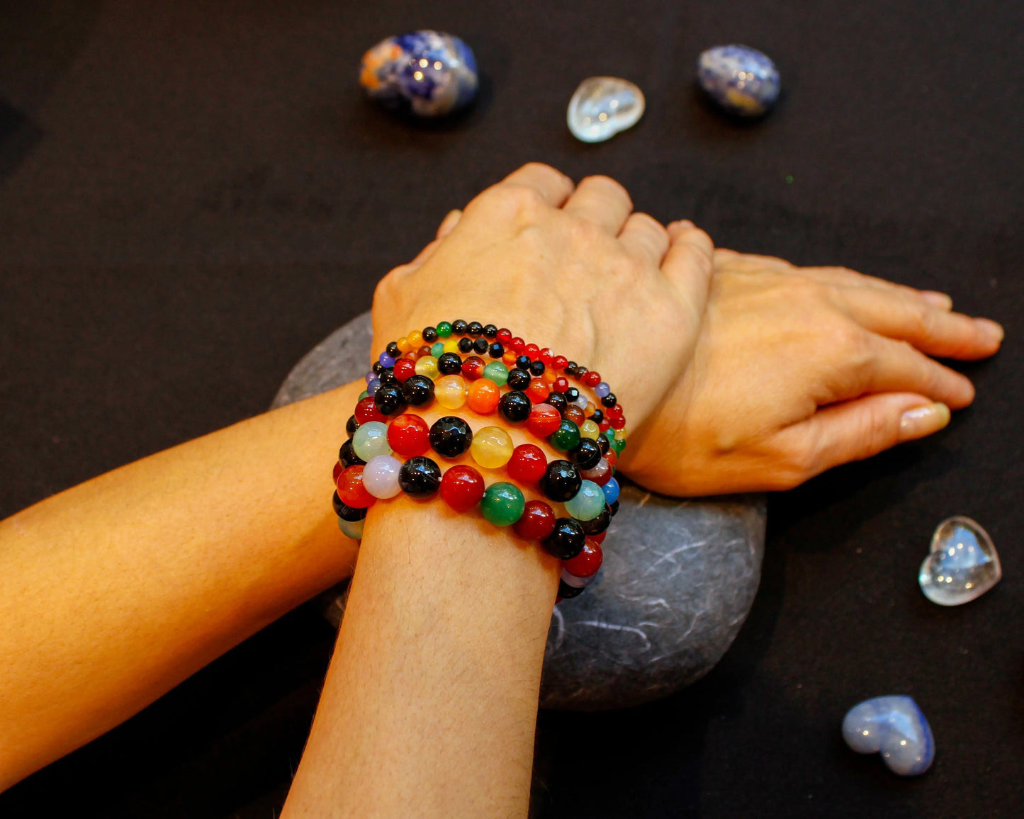 Multicolor Achat Armband 6 mm handgefertigt mit Edelsteinen aus Indien Schmuckstück für Farbenvielfalt und natürliche Energie Tiger Treasure- Qualität, inspiriert seit 1890