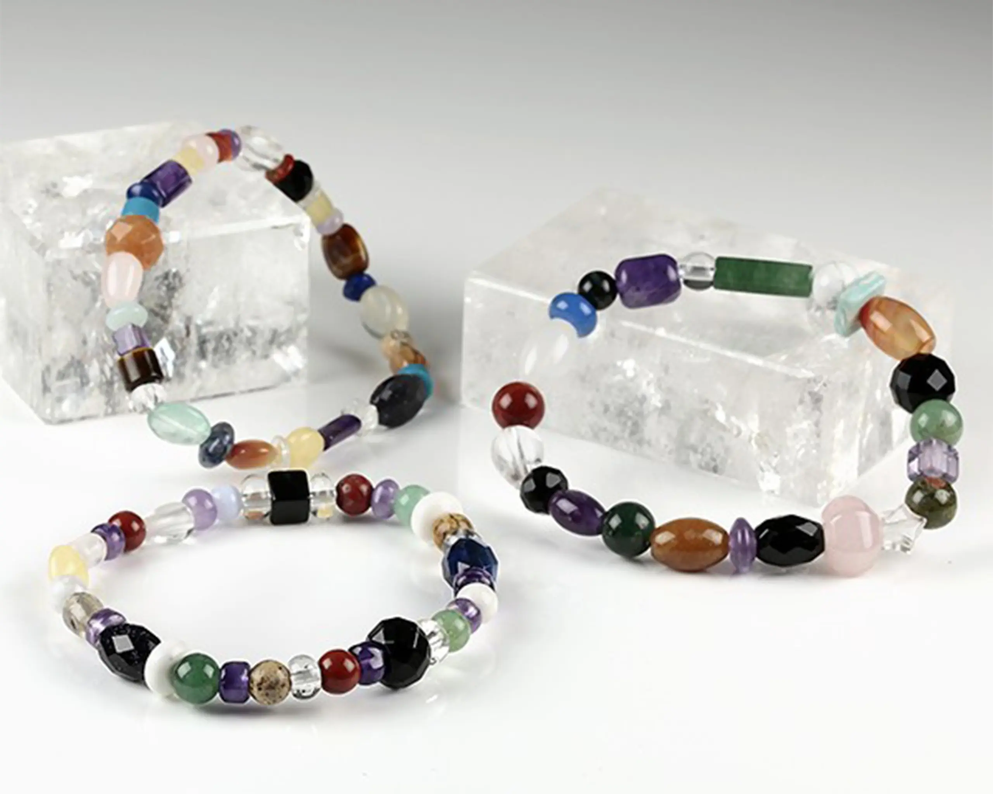 Handgefertigtes Armband mit echten Edelsteinen in verschiedenen Formen und Größen