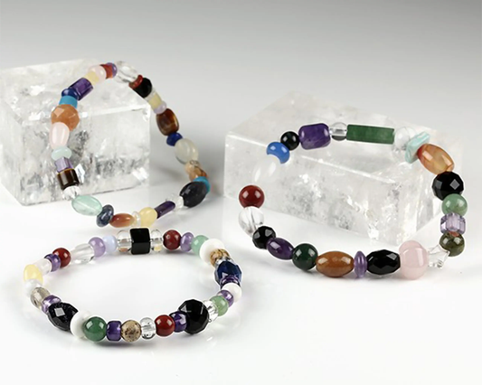 Handgefertigtes Armband mit echten Edelsteinen in verschiedenen Formen und Größen