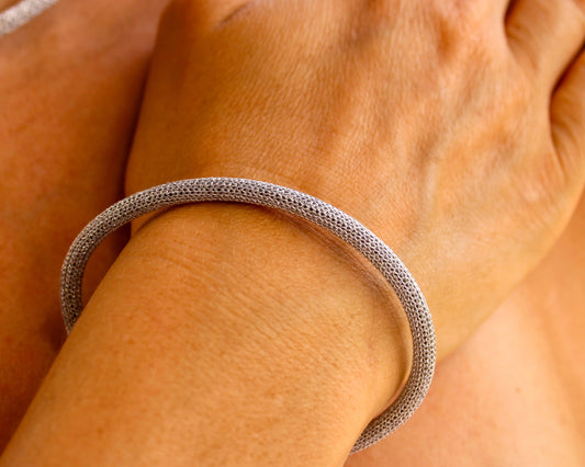 Armreif Polyester mit Edelstahl Endkappen Silber (Urban Chic) Tiger Treasure- Qualität, inspiriert seit 1890