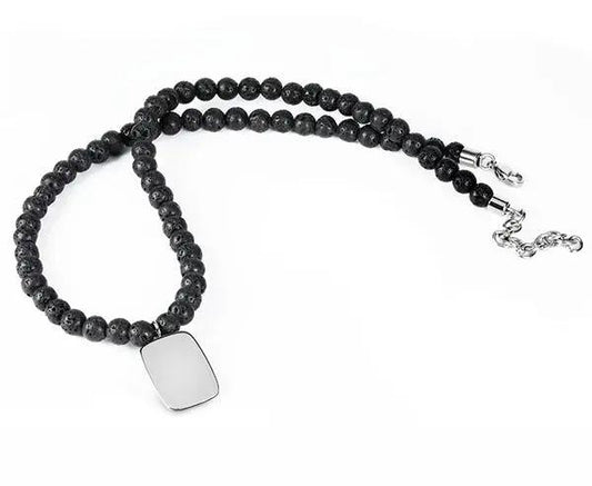 Collier aus Edelstahl und schwarzen Lavasteinen mit Gravurplatte und Edelstahlkarabiner, 45+4 cm