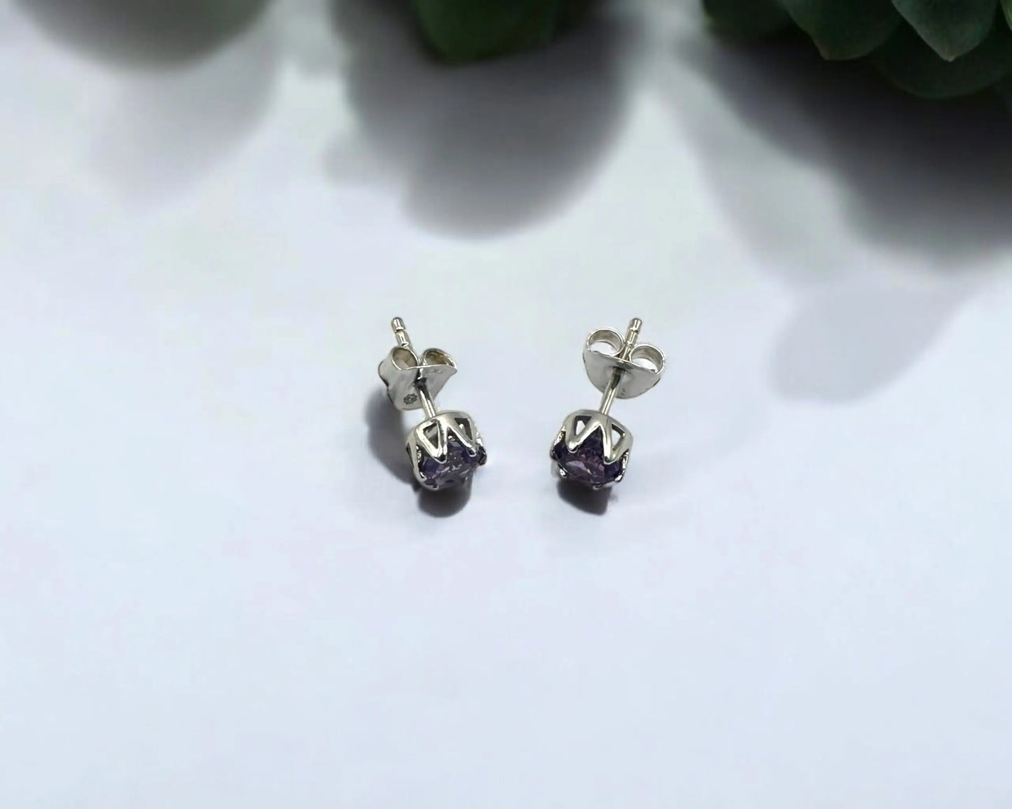 Silber Ohrstecker mit rund facettiertem Amethyst