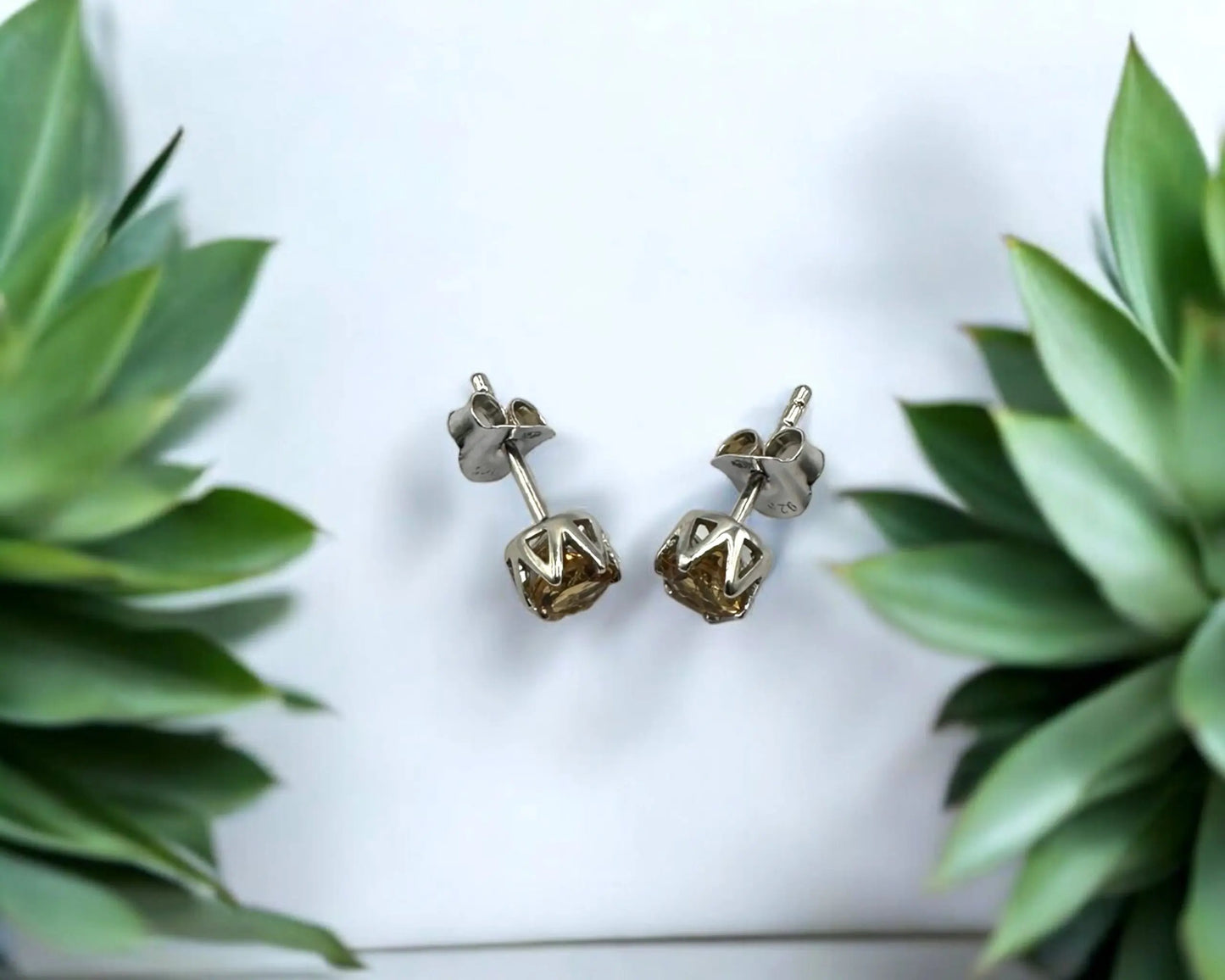 Silber Ohrstecker mit rund facettiertem Citrin