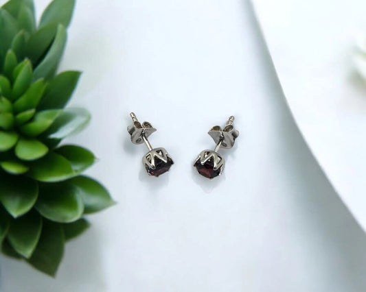 Silber Ohrstecker mit rund facettiertem Granat