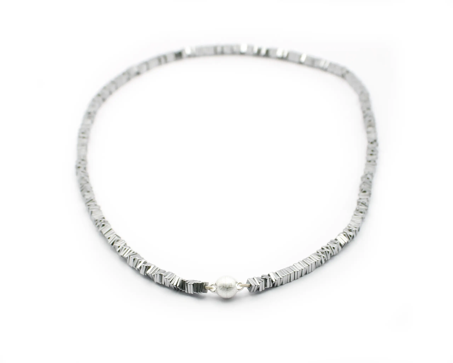 Einreihige silberfarbene Hämatin-Carré-Kette mit 4-mm-Würfeln und 8-mm-eismattem Magnetverschluss aus 925 Silber