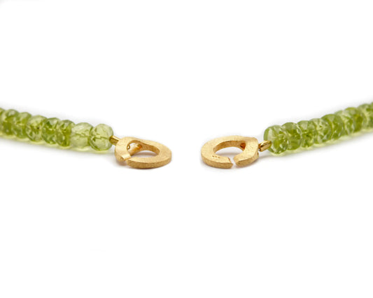 Handgefertigte Peridot Kette für Damen mit rund facettierten Edelsteinen 45 cm lang vergoldeter Silberverschluss