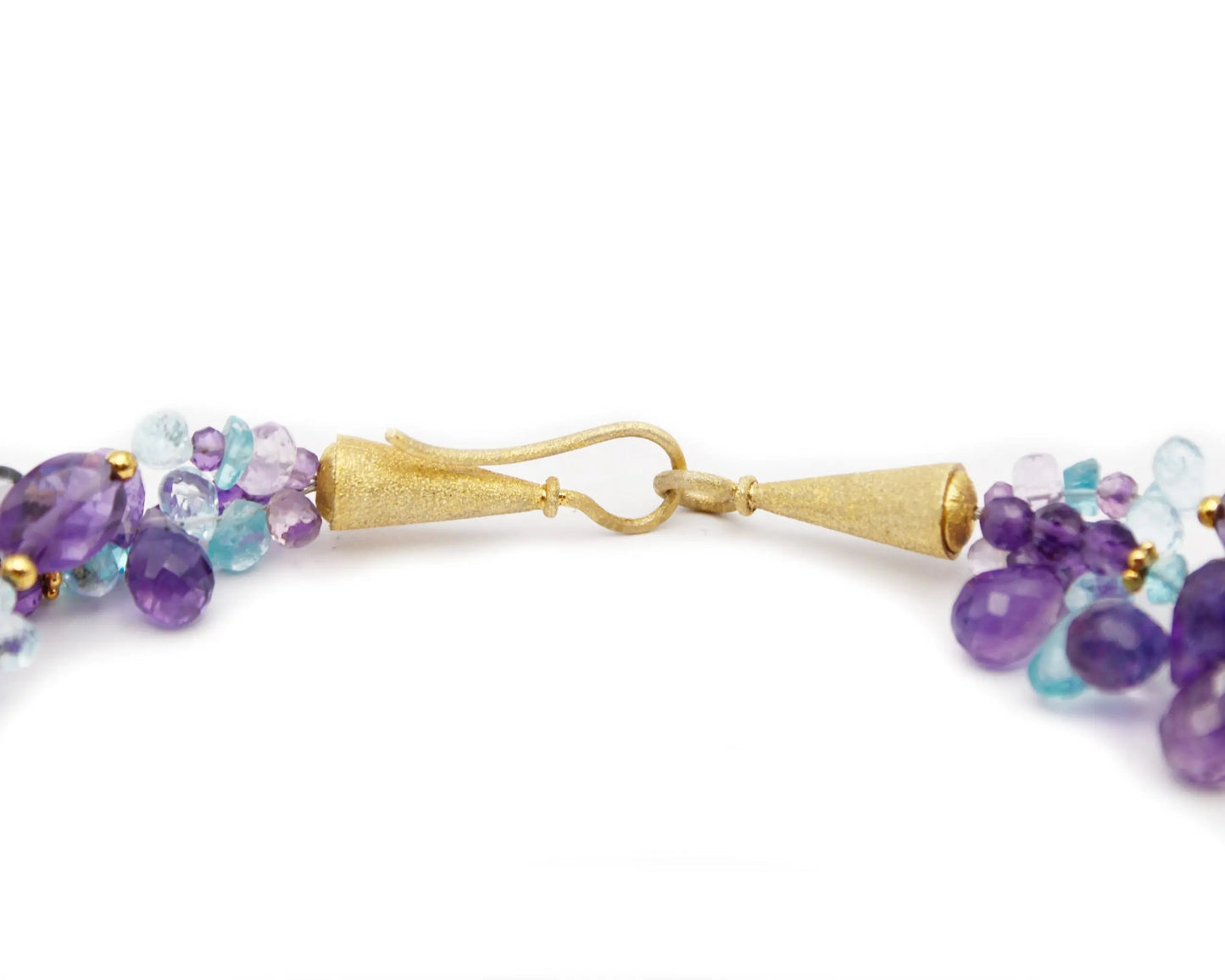 Dreireihige Edelsteinkette mit Amethyst Aquamarin Apatit Iolith Prasiolith und Süßwasserperlen 45 cm facettiert vergoldeter Einhängeverschluss