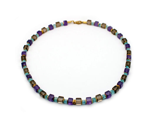 Handgefertigte Edelsteinkette 45 cm mit quadratischen Apatit Amethyst und Rauchquarz Steinen vergoldeter Karabiner aus 925 Silber