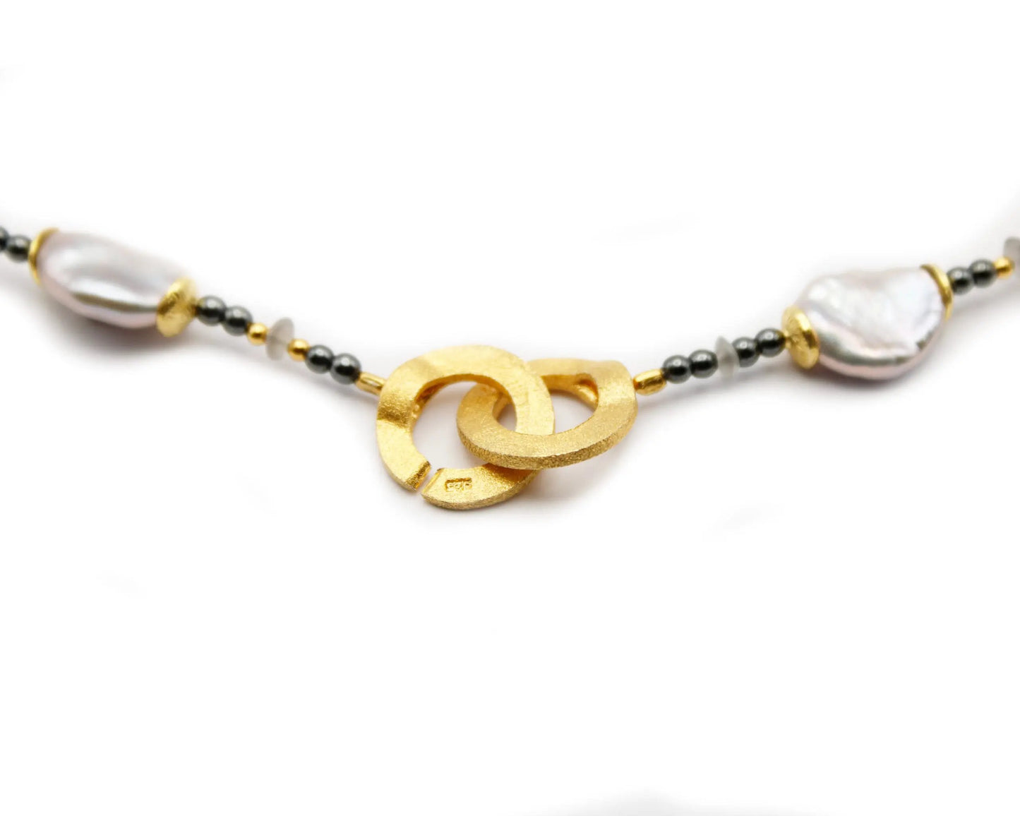 Edelsteinkette 45 cm mit Hämatin Labradorit und flachen runden Süßwasserzuchtperlen vergoldeter 925 Silber Einhängeverschluss