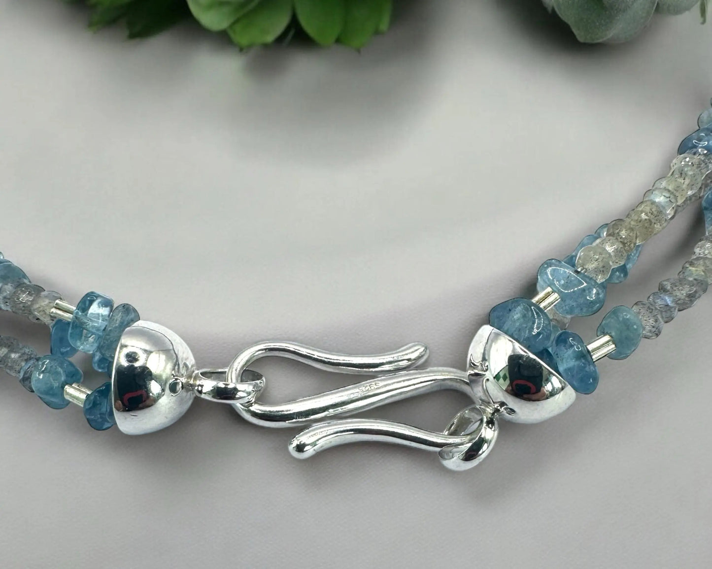 Kette mit Aquamarin und Labradorit Edelsteinen und Silberverschluss, 47 cm Länge