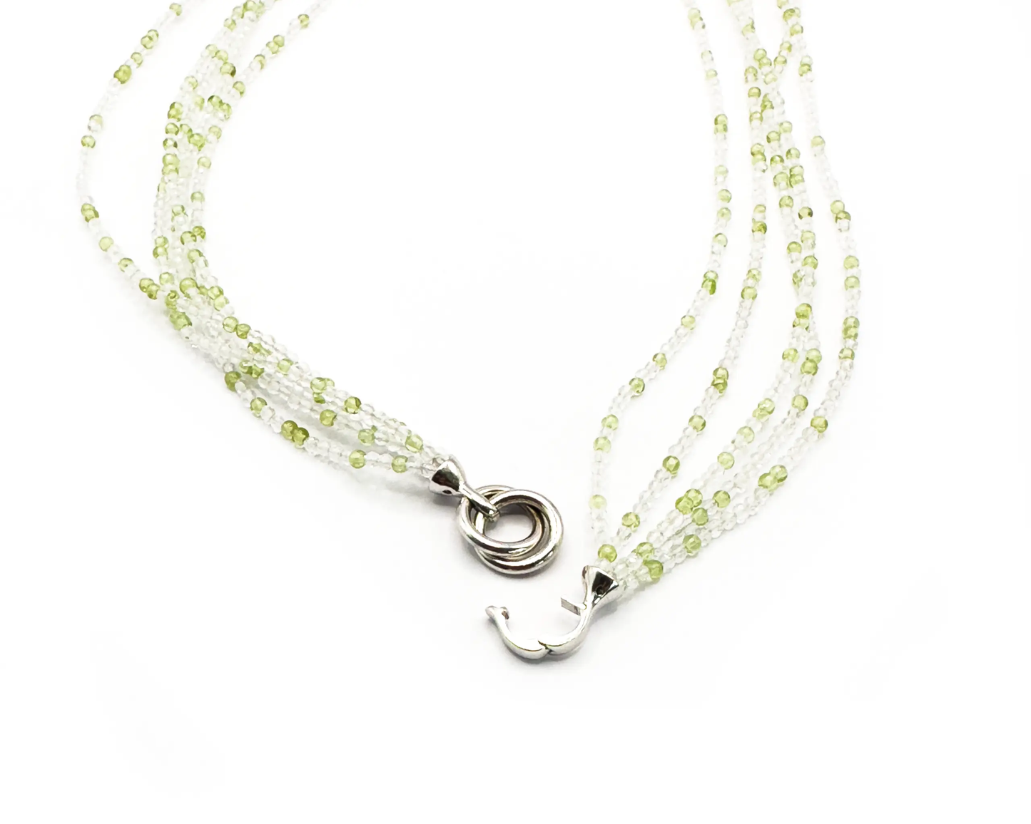 Mehrreihige Kette aus Bergkristall und Peridot mit Silberverschluss, 45 cm