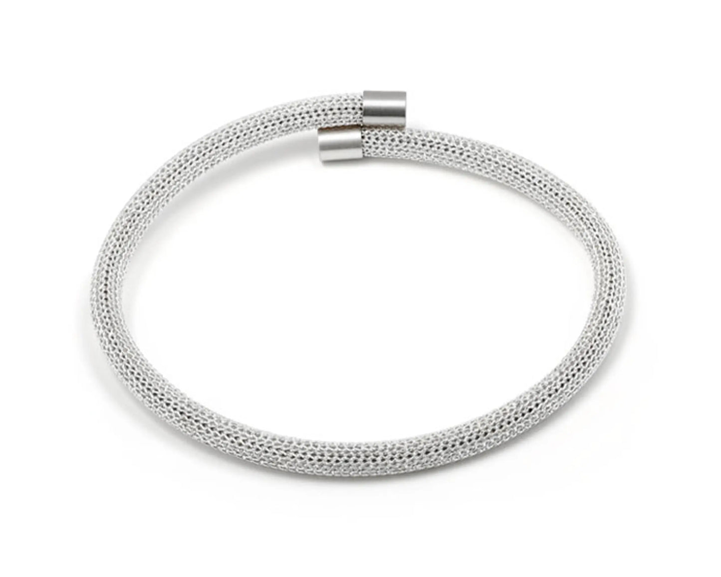 Moderner silberfarbener Armreif aus Edelstahl und metallisiertem Polyester mit robusten Endkappen für elegante und zeitlose Looks