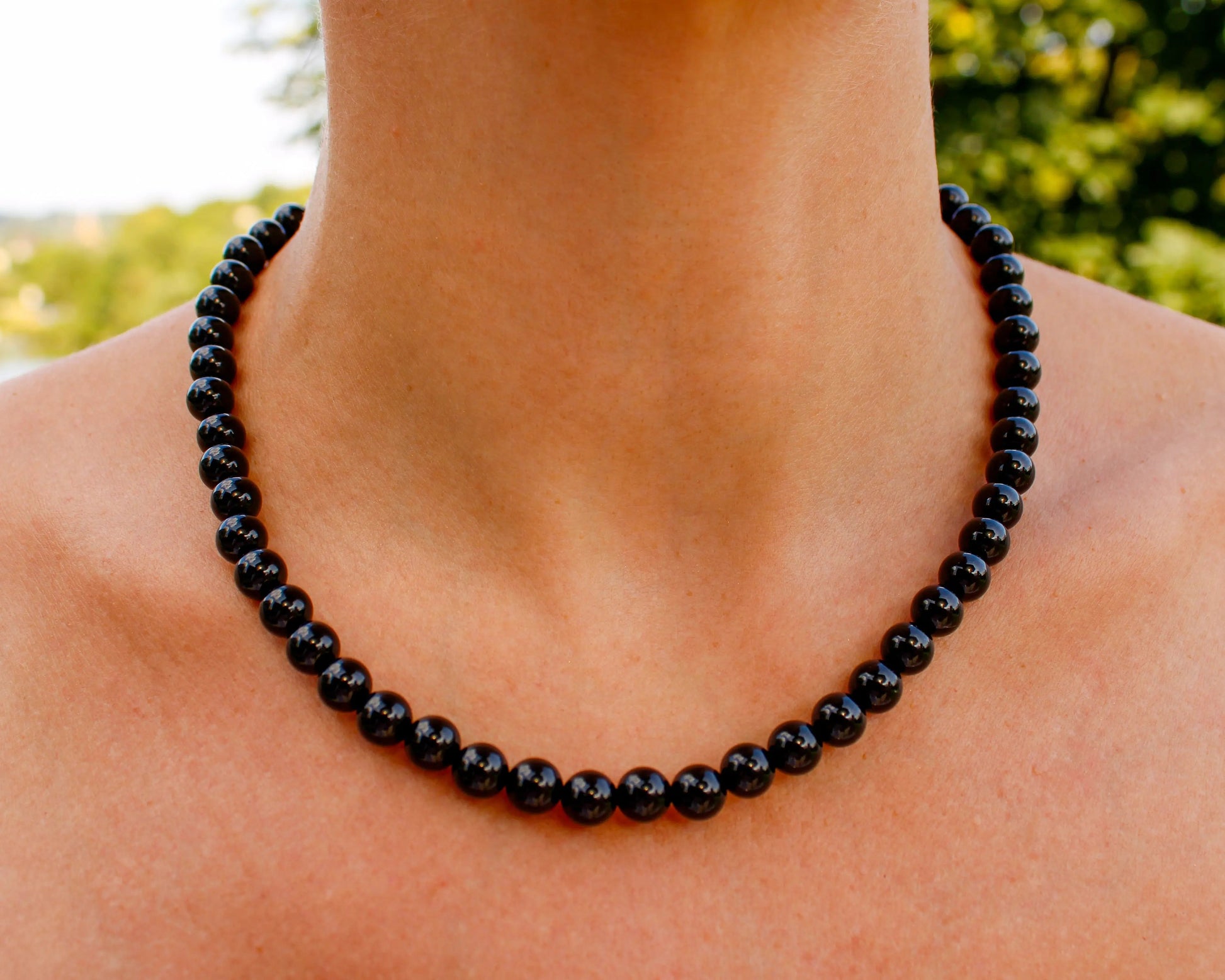 Onyx Kette 8 mm handgefertigtes Schmuckstück aus Brasilien mit 925 Silberkarabiner für Stärke Schutz und klassische Eleganz Tiger Treasure - Qualität, inspiriert seit 1890