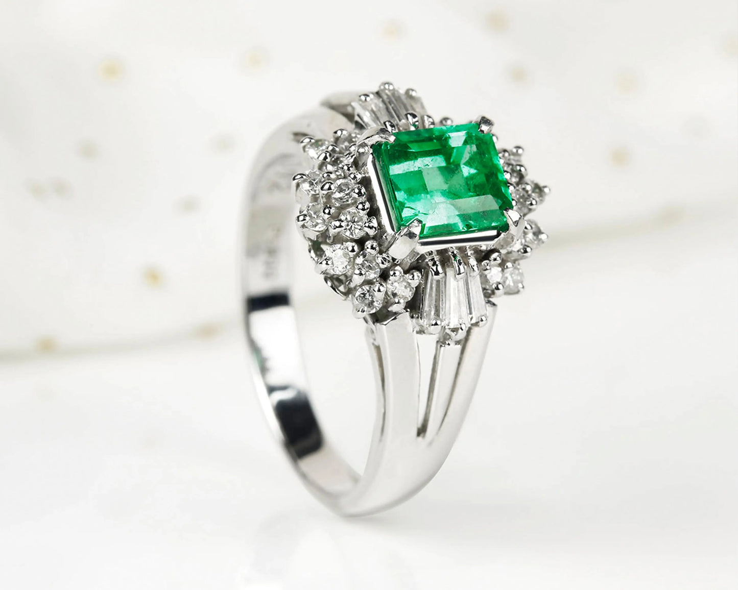 Platin-Ring mit kolumbianischem Smaragd & Diamanten – Ein Hauch von Ewigkeit Tiger Treasure - Qualität, inspiriert seit 1890
