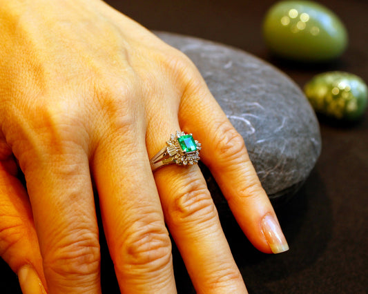 Platin-Ring mit kolumbianischem Smaragd & Diamanten – Ein Hauch von Ewigkeit Tiger Treasure - Qualität, inspiriert seit 1890