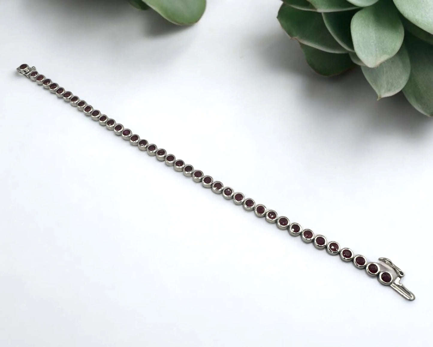 Silber Armband mit facettierten, reinheitsverbesserten Rubinen in Zargenfassung, 18,5 cm lang