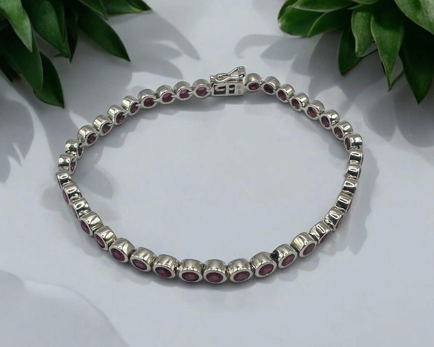 Silber Armband mit facettierten, reinheitsverbesserten Rubinen in Zargenfassung, 18,5 cm lang