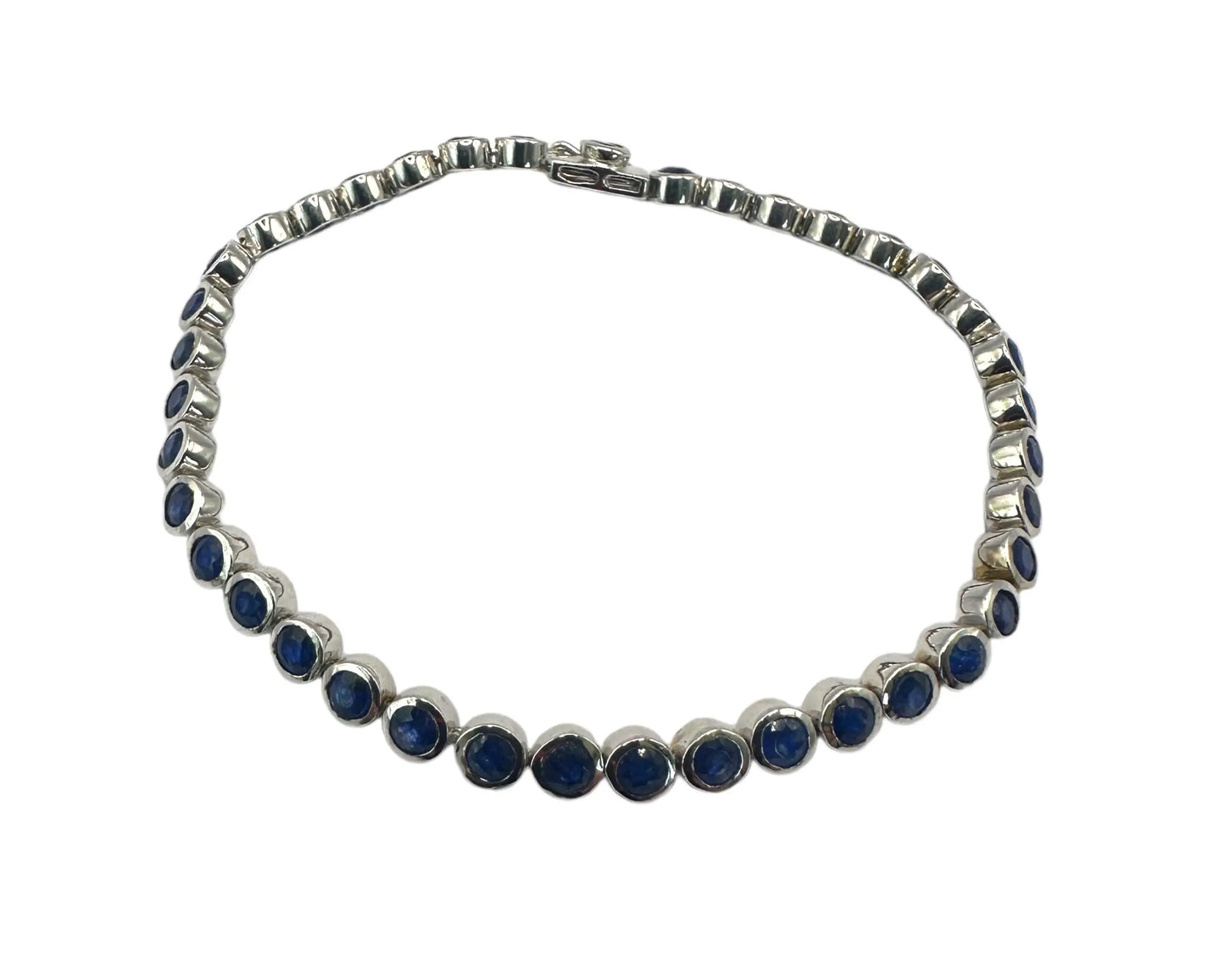 Silber Armband mit facettierten, reinheitsverbesserten Saphiren in Zargenfassung, 18,5 cm lang