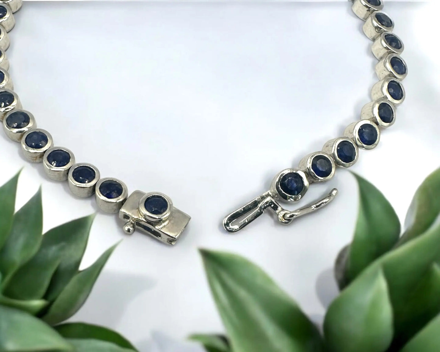 Silber Armband mit facettierten, reinheitsverbesserten Saphiren in Zargenfassung, 18,5 cm lang