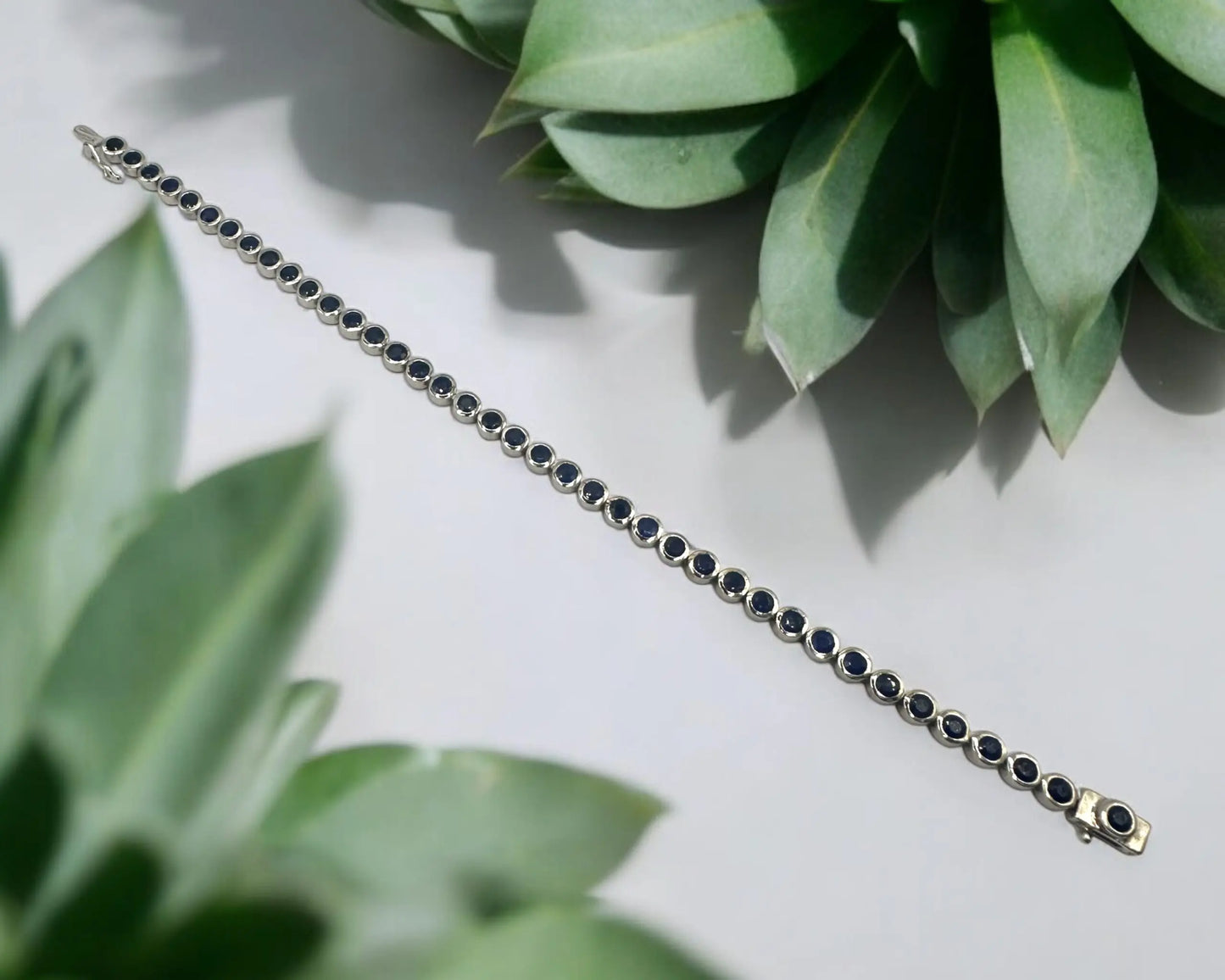 Silber Armband mit facettierten, reinheitsverbesserten Saphiren in Zargenfassung, 18,5 cm lang