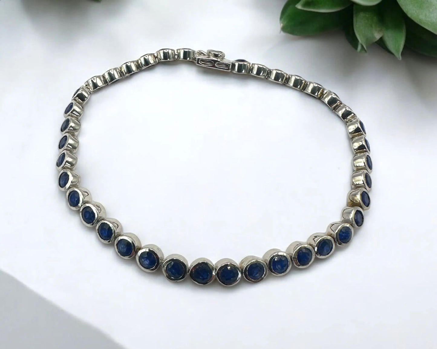 Silber Armband mit facettierten, reinheitsverbesserten Saphiren in Zargenfassung, 18,5 cm lang