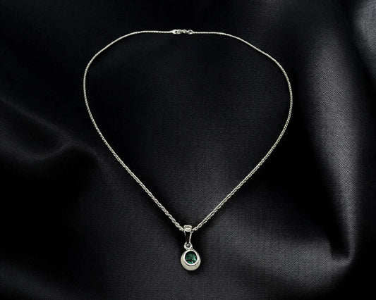 Silber Anhänger mit facettiertem Smaragd und rhodinierter Kette