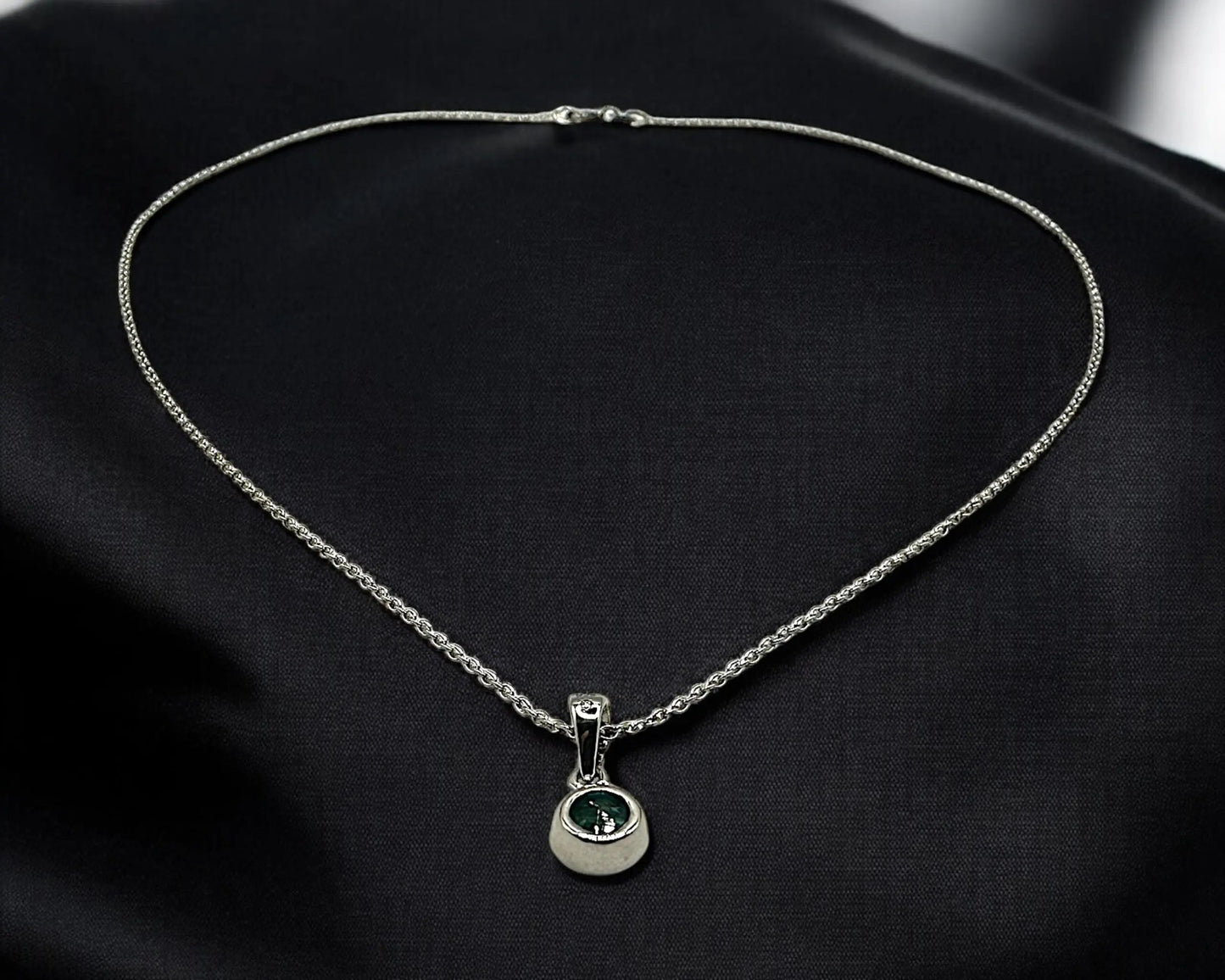 Silber Anhänger mit facettiertem Smaragd und rhodinierter Kette