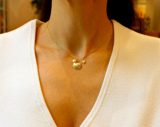 Collier en argent avec perle d'eau douce et coquillage, bijoux faits main en Asie pour une élégance naturelle et une légèreté maritime