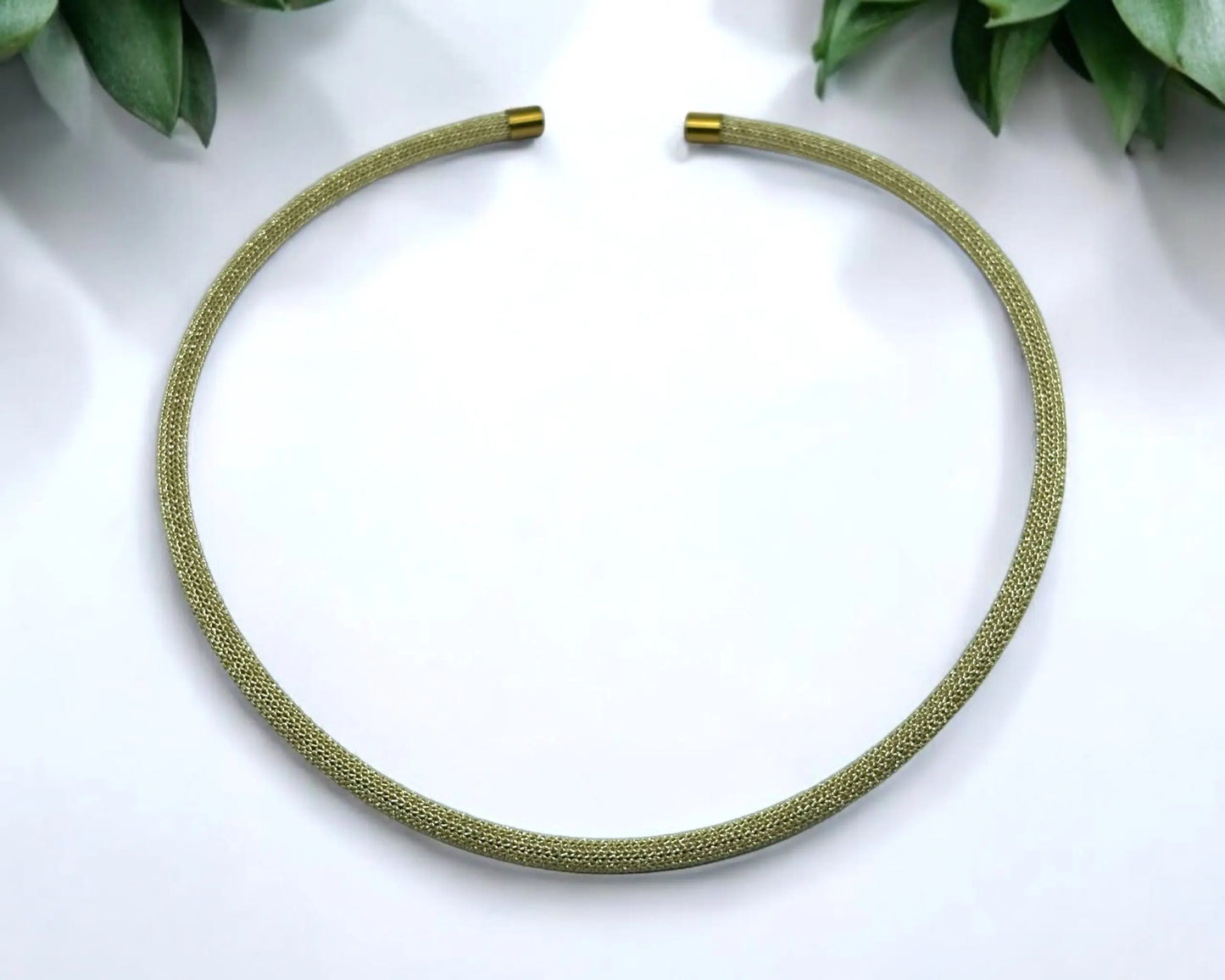 Goldfarbenes Collier aus Edelstahl und metallisiertem Polyester für moderne und elegante Looks