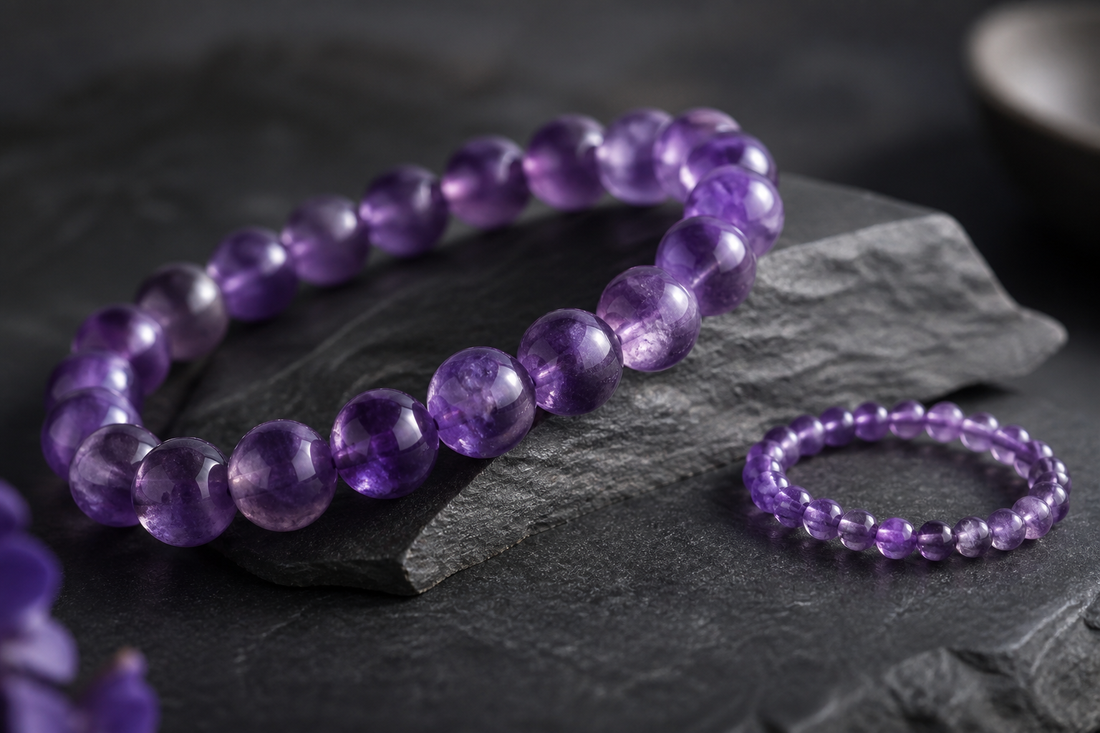 Amethyst Armband und Ring auf dunklem Stein | Tiger Treasure