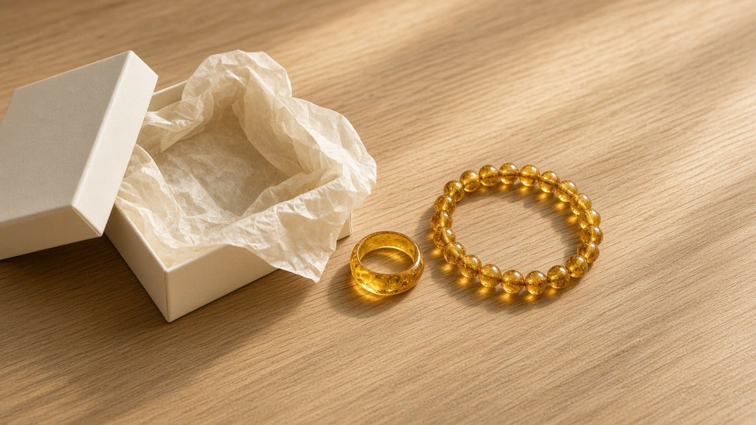 Bernstein Ring und Armband auf hellem Eichenholz neben geöffneter Schmuckschachtel | Tiger Treasure
