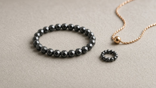 Hämatit Armband, Ringe und roségoldene Carré-Kette auf Schiefer | Tiger Treasure