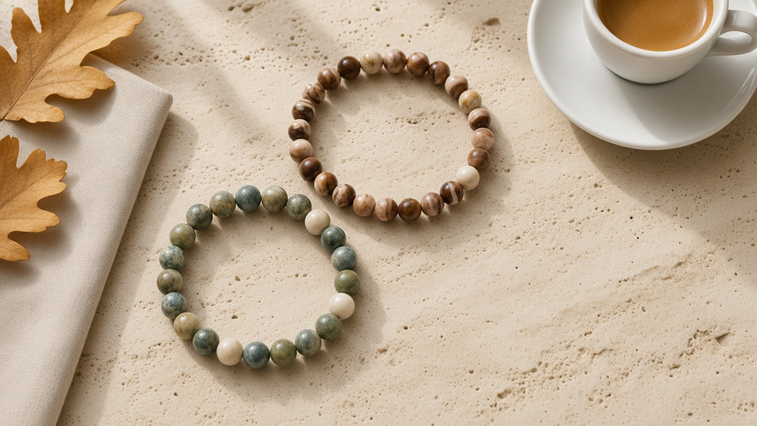 Cappuccino Jaspis und Ozean Jaspis Armband von oben auf hellem Travertin mit Espressotasse und Herbstlaub