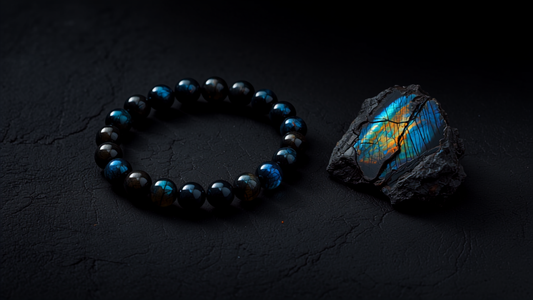 Labradorit Armband und Rohstein mit blauem Flash auf Schiefer | Tiger Treasure