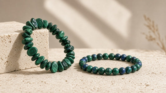 Malachit Splitter Armband und Malachit-Azurit Armband auf hellem Travertin im Tageslicht | Tiger Treasure