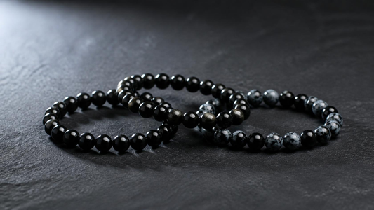 Obsidian Armband pur, Gold und Schneeflocke auf dunklem Vulkangestein | Tiger Treasure