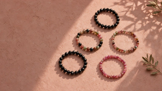 Fünf Turmalin Armbänder in Schwarz, Rosa und multicolor von oben auf rosé Putz im Abendlicht | Tiger Treasure
