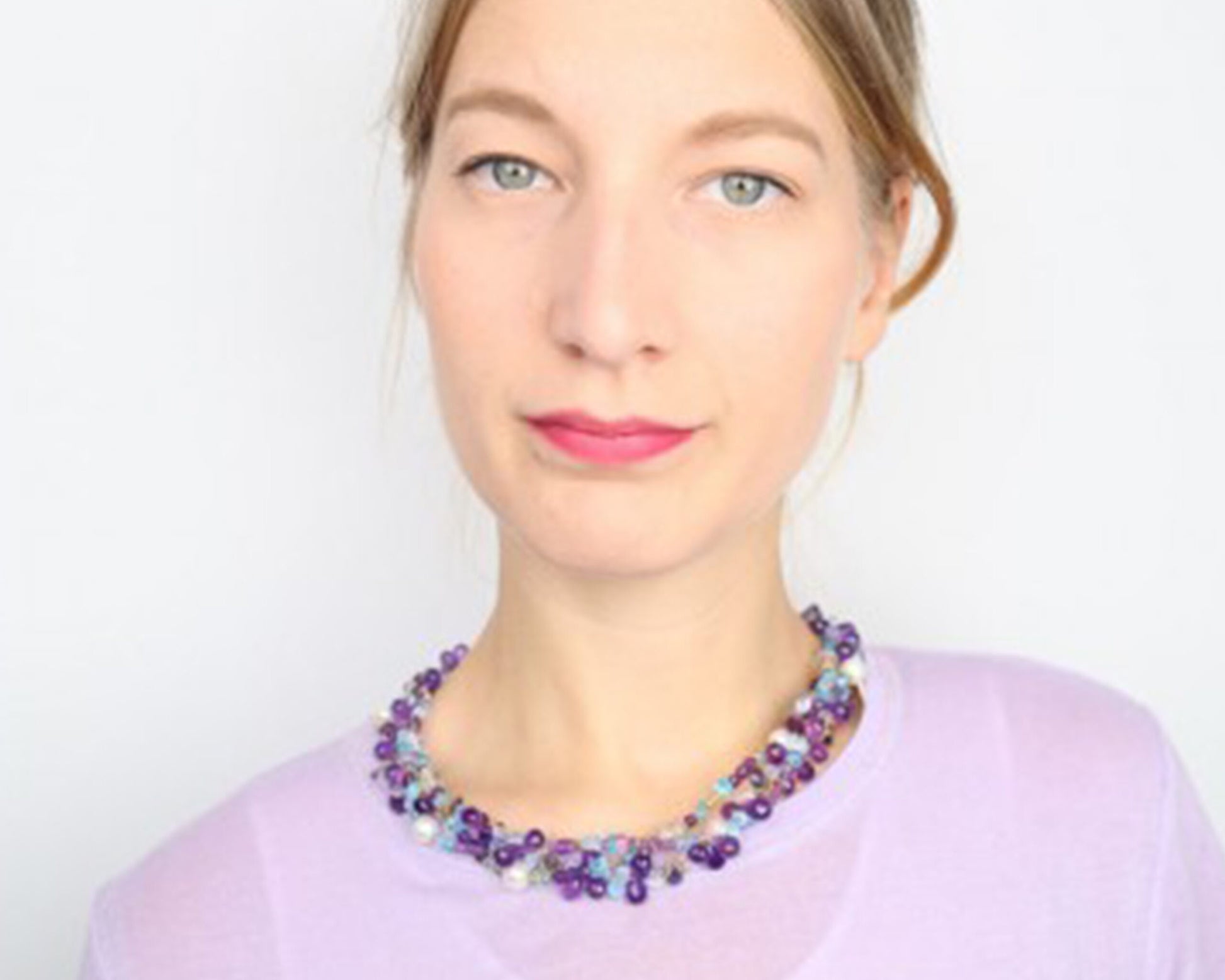 Dreireihige Edelsteinkette mit Amethyst Aquamarin Apatit Iolith Prasiolith und Süßwasserperlen 45 cm facettiert vergoldeter Einhängeverschluss