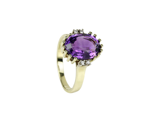 Amethyst ring in 14K yellow gold with diamonds