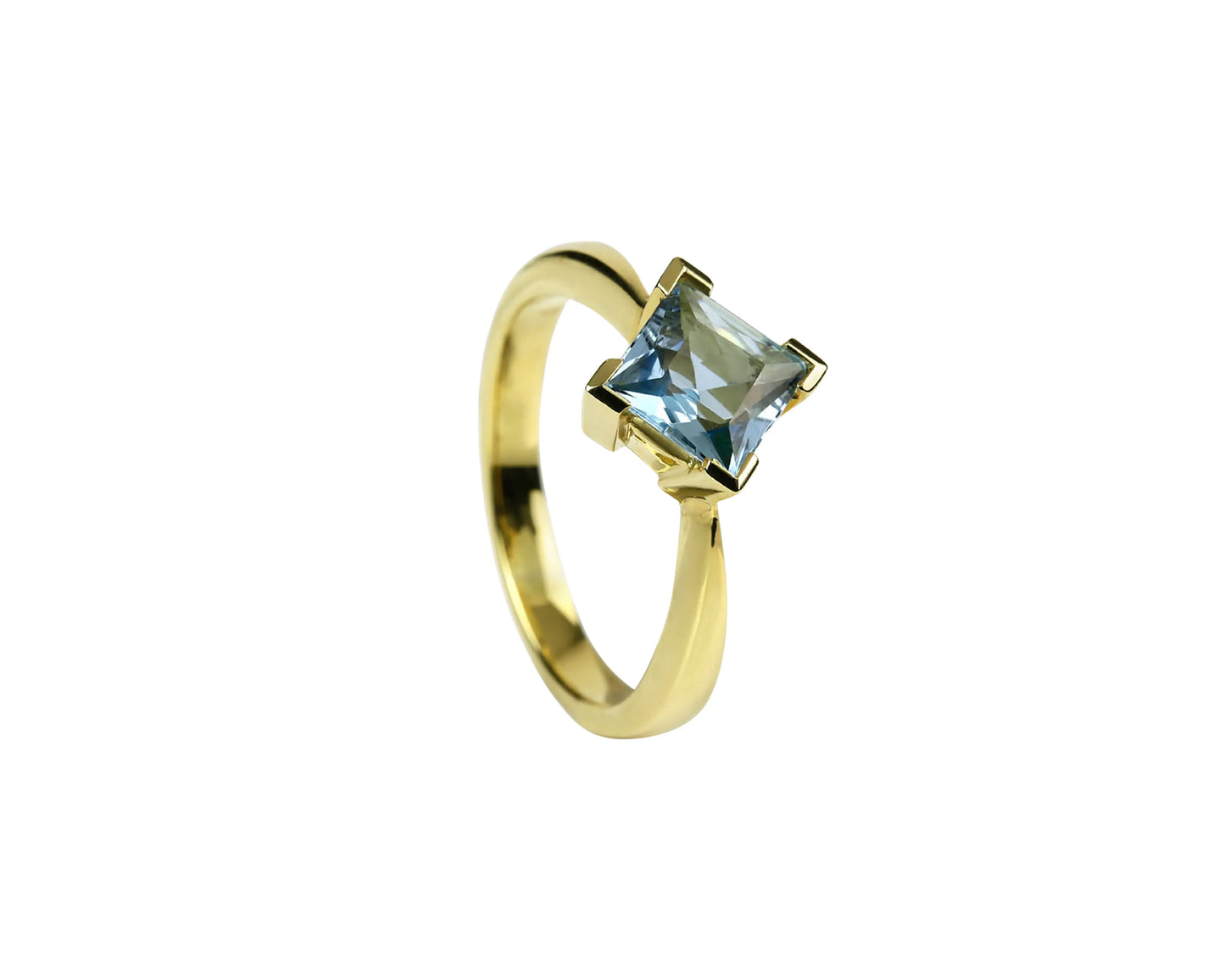 Aquamarine ring in 14K yellow gold