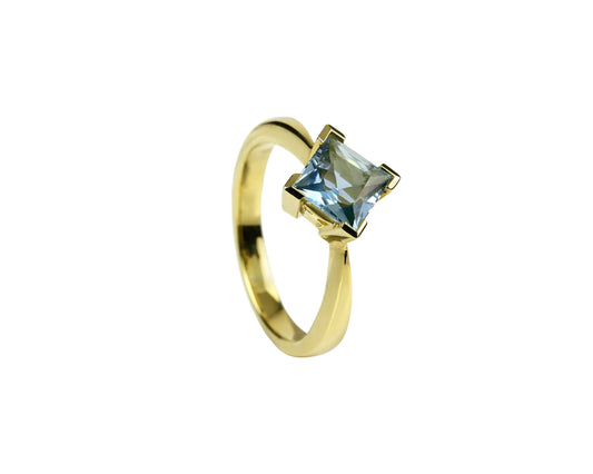 Aquamarine ring in 14K yellow gold