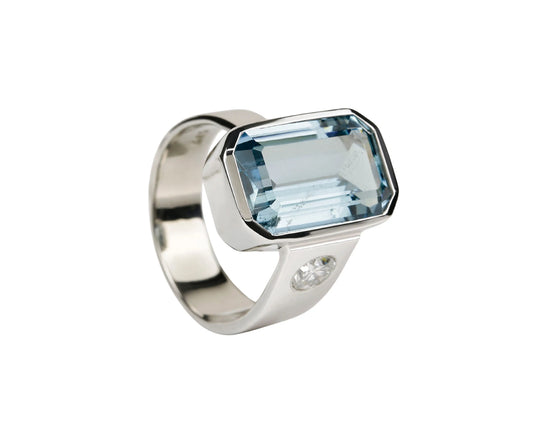Aquamarine ring in 14K white gold with brilliant-cut diamond