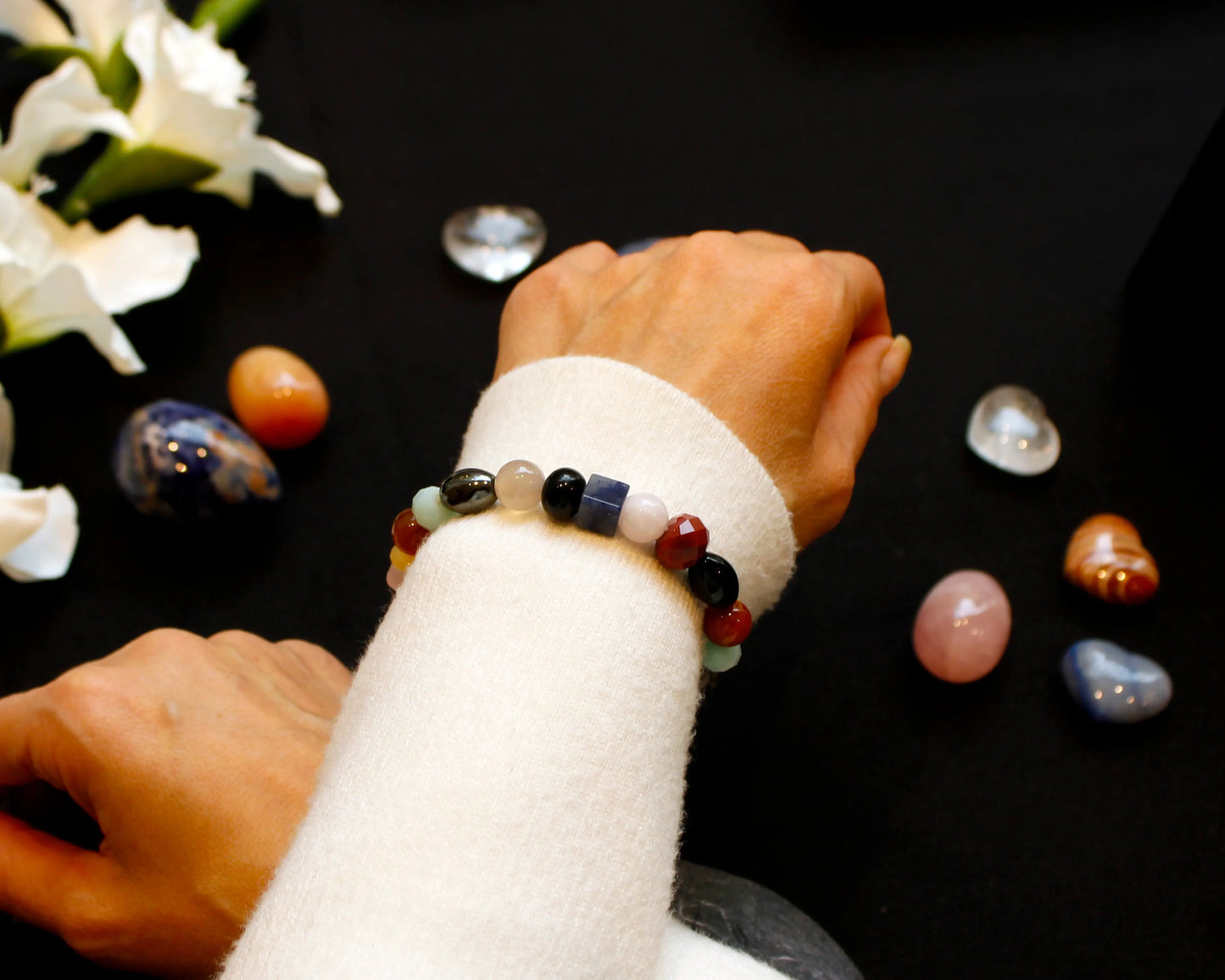 Armband mit verschiedenen Edelsteinen handgefertigt aus den Schätzen der Welt Schmuckstück für ausdrucksstarke Vielfalt und Harmonie - Tiger Treasure - Qualität, inspiriert seit 1890