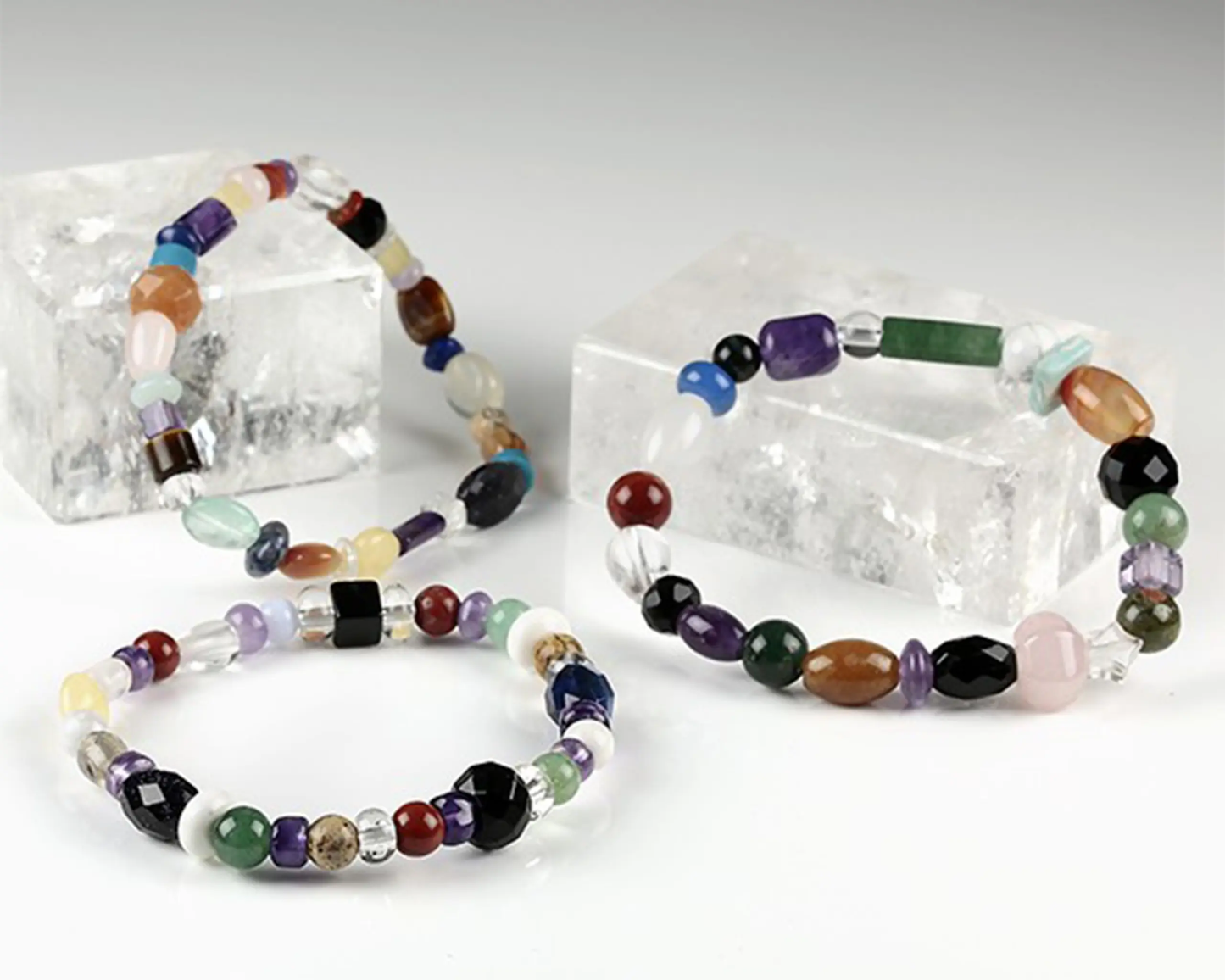 Handgefertigtes Armband mit echten Edelsteinen in verschiedenen Formen und Größen