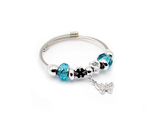 Edelstahl Armreif 19 cm mit zwei blauen Edelsteinen und Schmetterlingsanhänger, symbolischer Schmuck für Damen