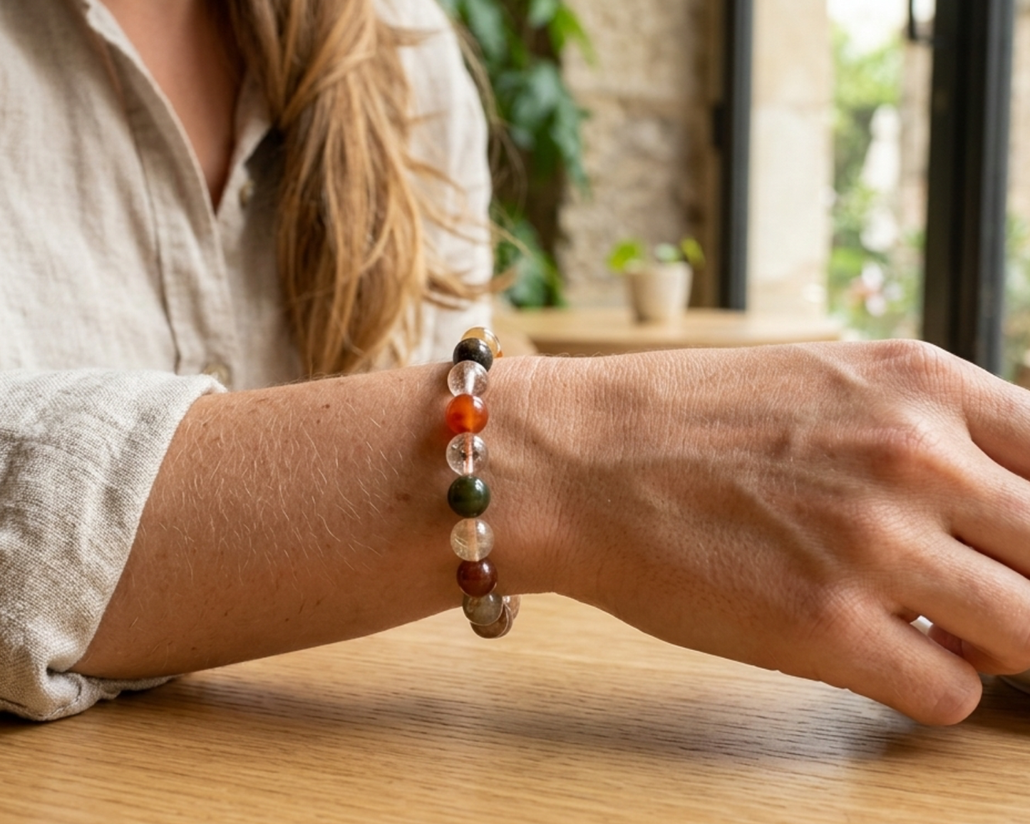Bergkristall und Rutil multicolor Armband getragen | Tiger Treasure