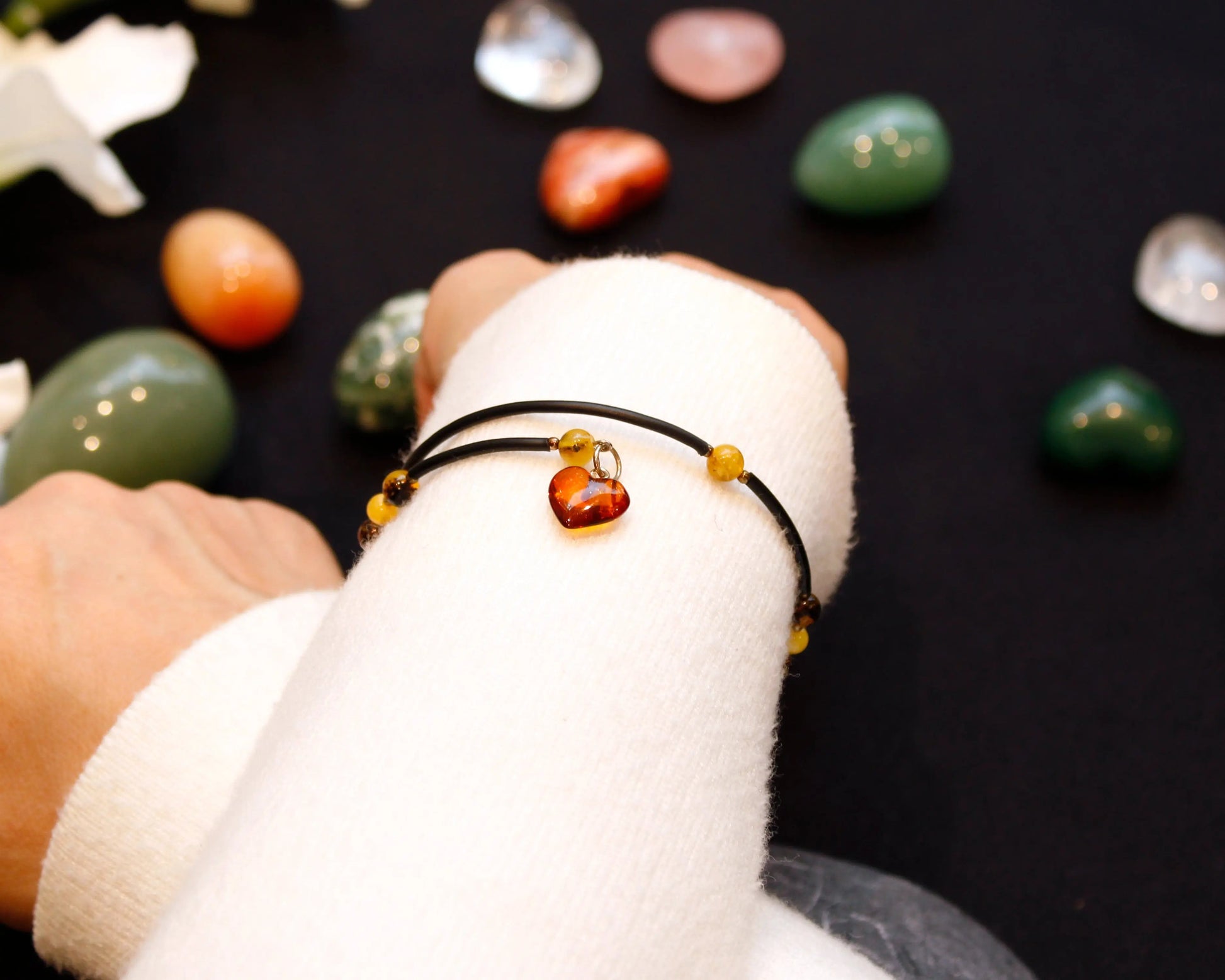 Bernstein Armband mit Herzanhänger handgefertigt mit Edelsteinen aus dem Baltikum Schmuckstück für Wärme Liebe und natürlichen Charme Tiger Treasure- Qualität, inspiriert seit 1890