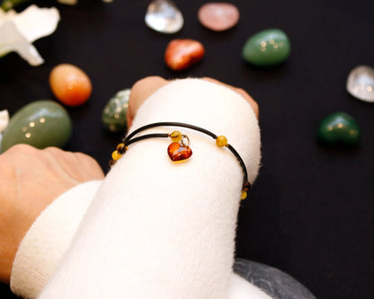 Bernstein Armband mit Herzanhänger handgefertigt mit Edelsteinen aus dem Baltikum Schmuckstück für Wärme Liebe und natürlichen Charme Tiger Treasure- Qualität, inspiriert seit 1890