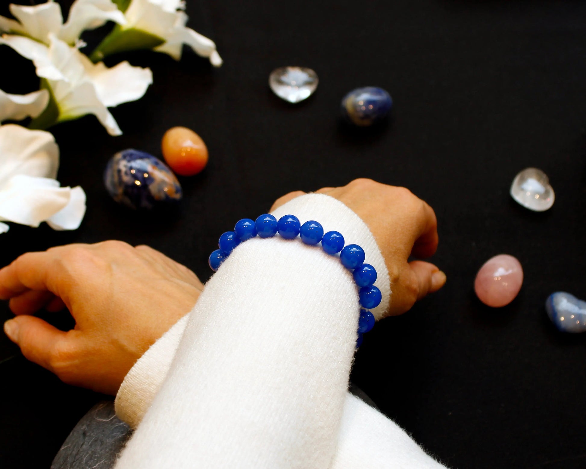 Blauachat Armband 10 mm handgefertigt mit Edelsteinen aus Brasilien Schmuckstück für Ruhe Klarheit und stilvolle Ausstrahlung Tiger Treasure- Qualität, inspiriert seit 1890