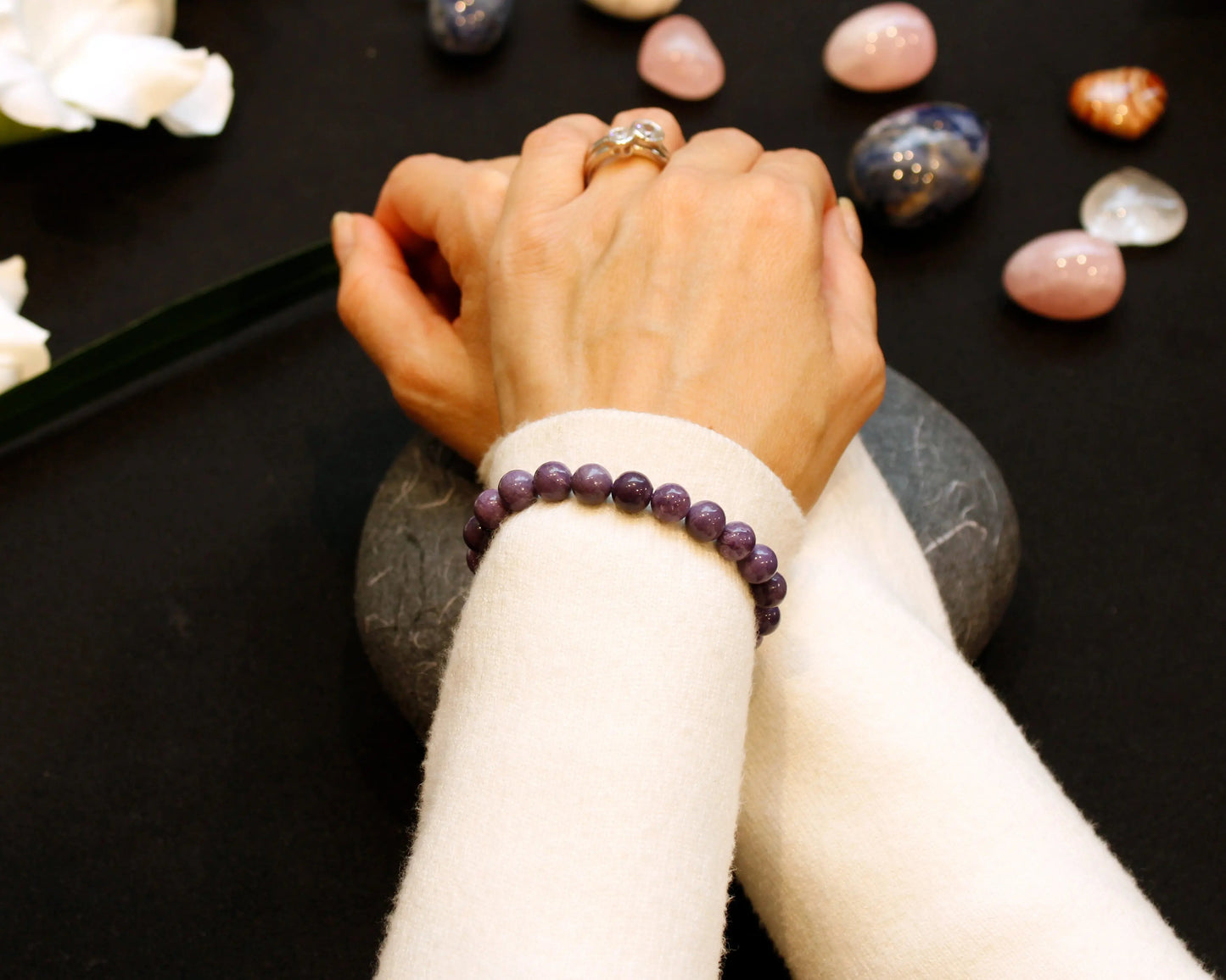 Charoit Armband 10 mm mit Edelsteinen aus Sibirien – Stein der Wandlung und inneren Ruhe handgefertigt Tiger Treasure - Qualität, inspiriert seit 1890